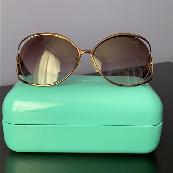 FENDI Sunglasses 😎 - Picture 5 of 6